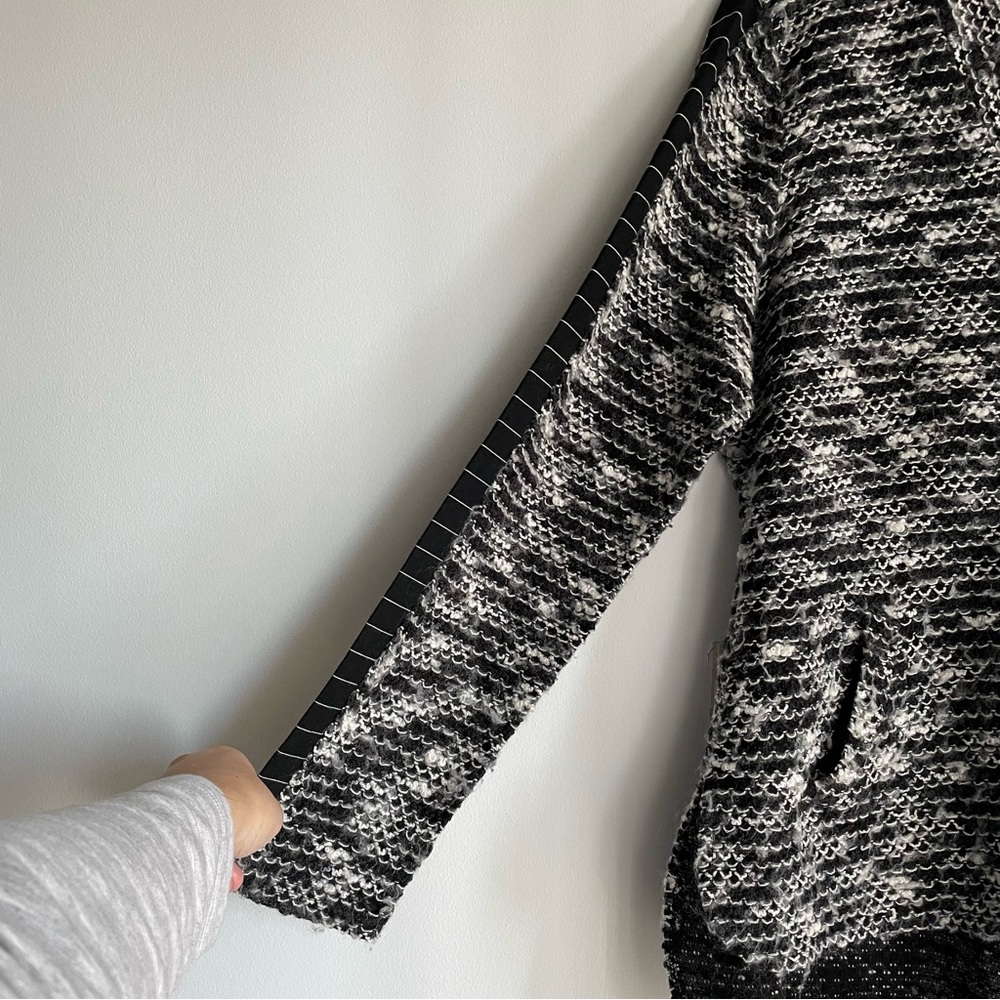 VIVIAN WONG Stylish Black and White V-neck Sweater - Picture 4 of 9